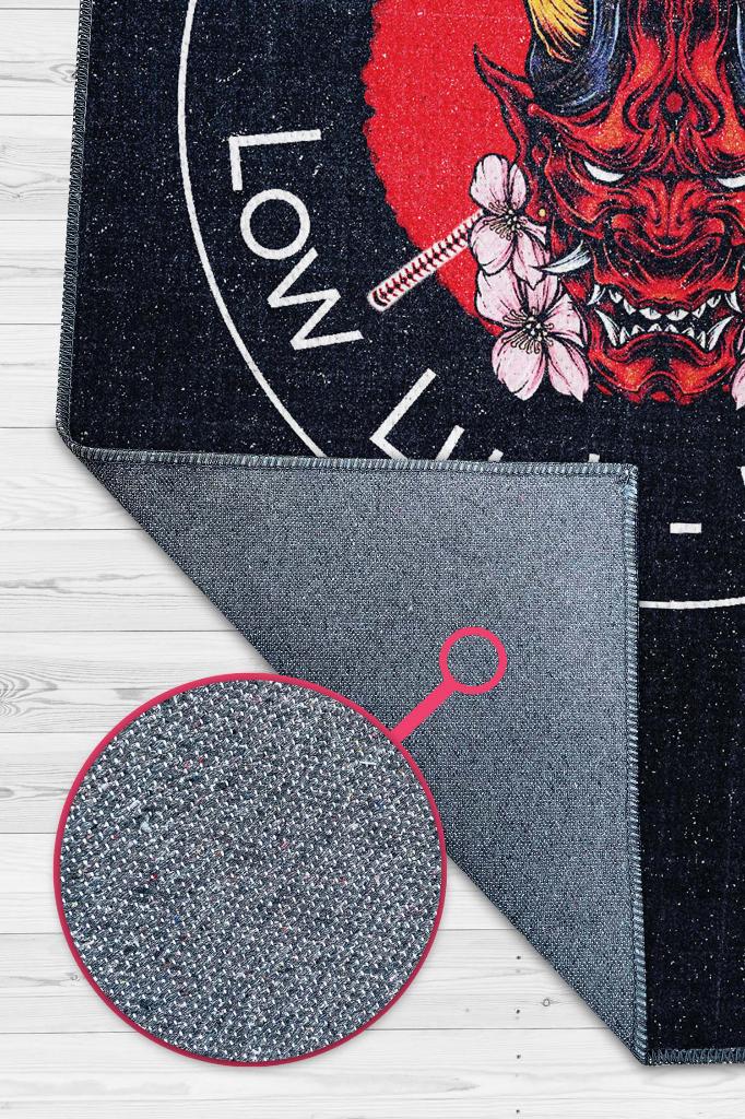 Şanssız Dokuma Tabanlı Siyah Renkli Anime Sever Halısı Modern Hediyelik Anime Halısı